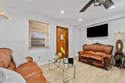 Casa en venta en Hialeah, Florida, 4 dormitorios, 148.09 m2 № 1967634 - foto 16