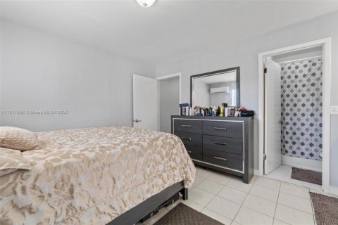 Casa en venta en Hialeah, Florida, 4 dormitorios, 148.09 m2 № 1967634 - foto 27