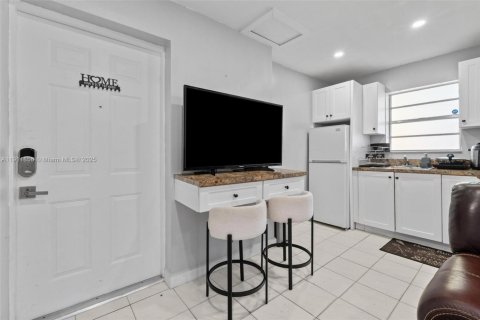 Casa en venta en Hialeah, Florida, 4 dormitorios, 148.09 m2 № 1967634 - foto 24