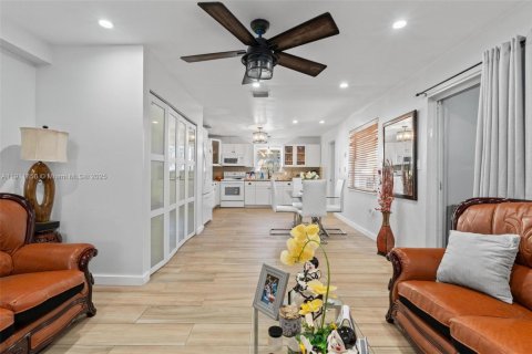 Casa en venta en Hialeah, Florida, 4 dormitorios, 148.09 m2 № 1967634 - foto 15