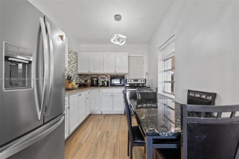 Casa en venta en Hialeah, Florida, 4 dormitorios, 148.09 m2 № 1967634 - foto 7