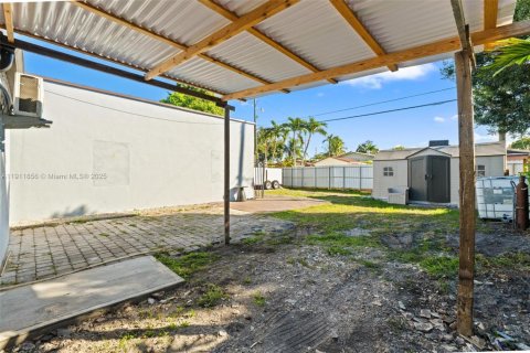 Casa en venta en Hialeah, Florida, 4 dormitorios, 148.09 m2 № 1967634 - foto 29