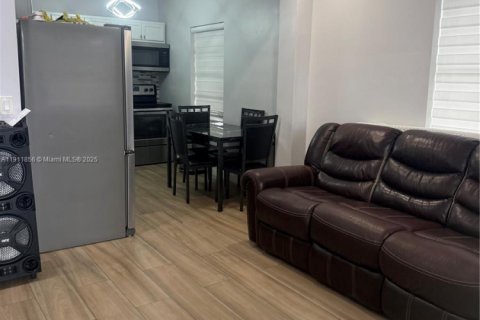 Casa en venta en Hialeah, Florida, 4 dormitorios, 148.09 m2 № 1967634 - foto 4