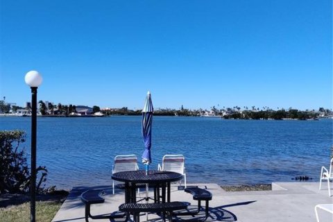 Condominio en venta en Largo, Florida, 1 dormitorio, 69.4 m2 № 1529198 - foto 1