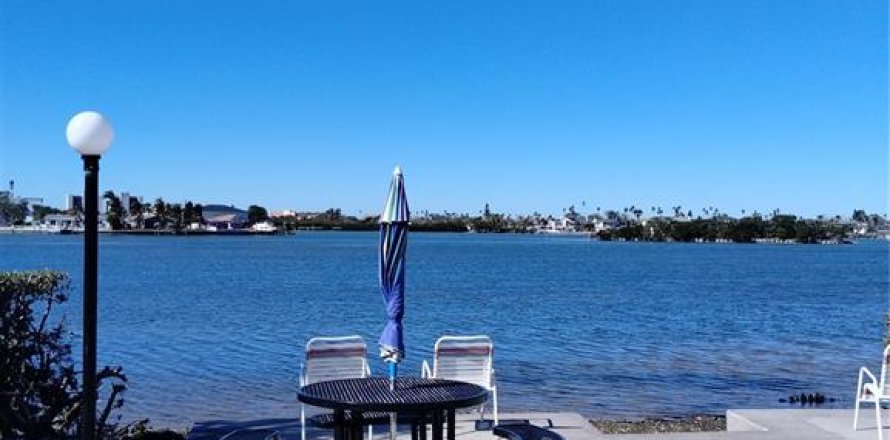 Condominio en Largo, Florida, 1 dormitorio № 1529198