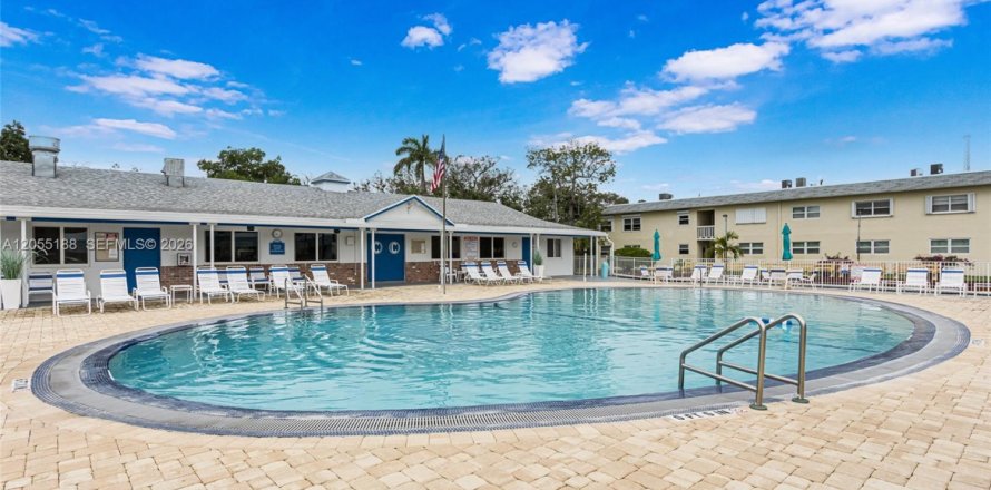 Condominio en Hollywood, Florida, 2 dormitorios № 2190366
