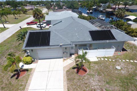 House in Port Charlotte, Florida 3 bedrooms, 197.97 sq.m. № 2147619 - photo 4
