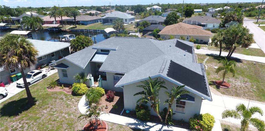 House in Port Charlotte, Florida 3 bedrooms, 197.97 sq.m. № 2147619
