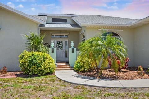 House in Port Charlotte, Florida 3 bedrooms, 197.97 sq.m. № 2147619 - photo 2
