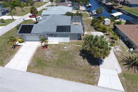 House in Port Charlotte, Florida 3 bedrooms, 197.97 sq.m. № 2147619 - photo 5