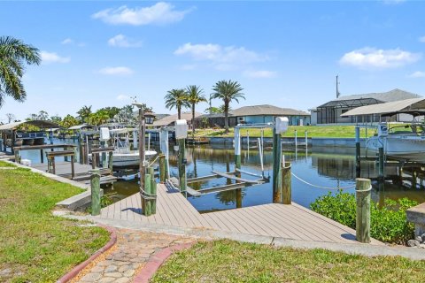 House in Port Charlotte, Florida 3 bedrooms, 197.97 sq.m. № 2147619 - photo 9