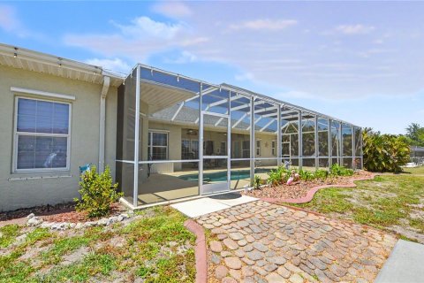 House in Port Charlotte, Florida 3 bedrooms, 197.97 sq.m. № 2147619 - photo 6