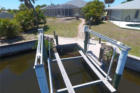 House in Port Charlotte, Florida 3 bedrooms, 197.97 sq.m. № 2147619 - photo 11