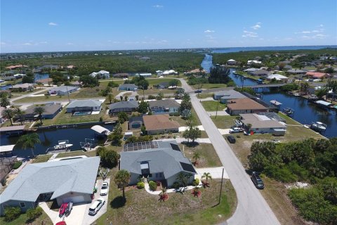 House in Port Charlotte, Florida 3 bedrooms, 197.97 sq.m. № 2147619 - photo 12