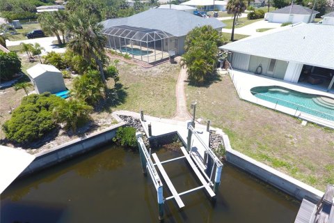 House in Port Charlotte, Florida 3 bedrooms, 197.97 sq.m. № 2147619 - photo 10