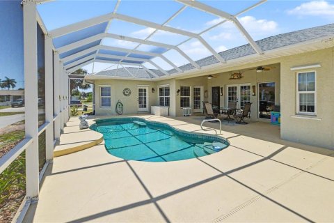 House in Port Charlotte, Florida 3 bedrooms, 197.97 sq.m. № 2147619 - photo 13