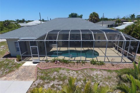 House in Port Charlotte, Florida 3 bedrooms, 197.97 sq.m. № 2147619 - photo 7