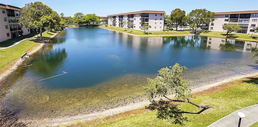 Condominio en Tamarac, Florida, 2 dormitorios  № 1049998