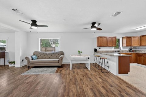 House in Lakeland, Florida 4 bedrooms, 137.5 sq.m. № 1900292 - photo 2