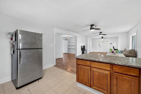 House in Lakeland, Florida 4 bedrooms, 137.5 sq.m. № 1900292 - photo 3