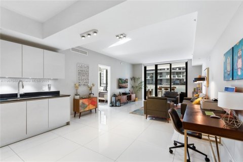 Condominio en alquiler en Miami, Florida, 2 dormitorios, 102.19 m2 № 1965732 - foto 2