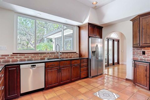 House in Tampa, Florida 4 bedrooms, 294.87 sq.m. № 1918843 - photo 13