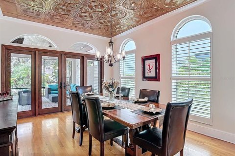 House in Tampa, Florida 4 bedrooms, 294.87 sq.m. № 1918843 - photo 7
