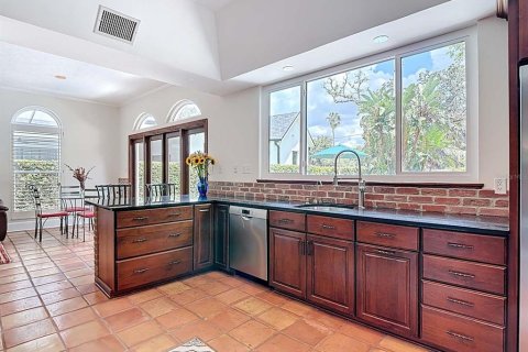 House in Tampa, Florida 4 bedrooms, 294.87 sq.m. № 1918843 - photo 12