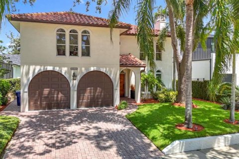 House in Tampa, Florida 4 bedrooms, 294.87 sq.m. № 1918843 - photo 1