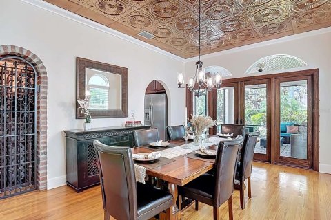 House in Tampa, Florida 4 bedrooms, 294.87 sq.m. № 1918843 - photo 8