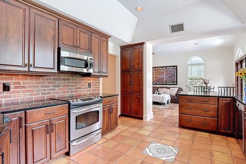 House in Tampa, Florida 4 bedrooms, 294.87 sq.m. № 1918843 - photo 11