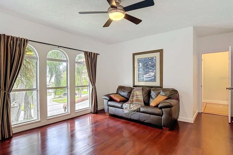 House in Tampa, Florida 4 bedrooms, 294.87 sq.m. № 1918843 - photo 27