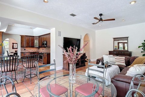 House in Tampa, Florida 4 bedrooms, 294.87 sq.m. № 1918843 - photo 17