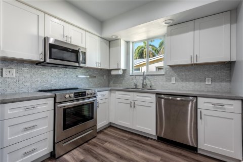 House in Dania Beach, Florida 3 bedrooms, 144 sq.m. № 2030698 - photo 9