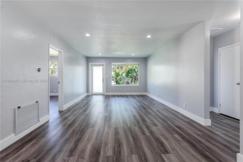 House in Dania Beach, Florida 3 bedrooms, 144 sq.m. № 2030698 - photo 5