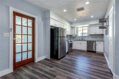 House in Dania Beach, Florida 3 bedrooms, 144 sq.m. № 2030698 - photo 8