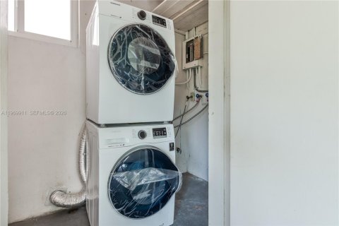 House in Dania Beach, Florida 3 bedrooms, 144 sq.m. № 2030698 - photo 25