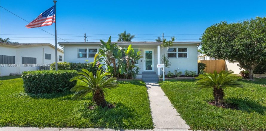 House in Dania Beach, Florida 3 bedrooms, 144 sq.m. № 2030698