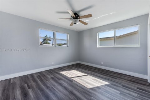 House in Dania Beach, Florida 3 bedrooms, 144 sq.m. № 2030698 - photo 21