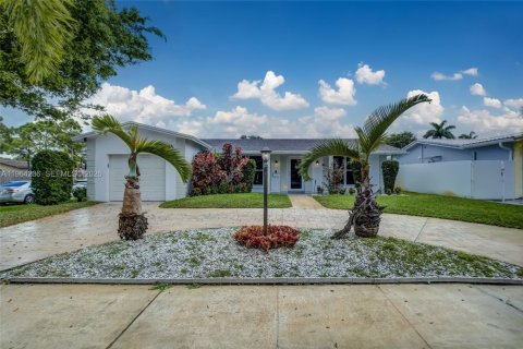 Снять в аренду виллу или дом в Холливуд, Флорида 3 спальни, 153.38м2, № 2026211 - фото 2