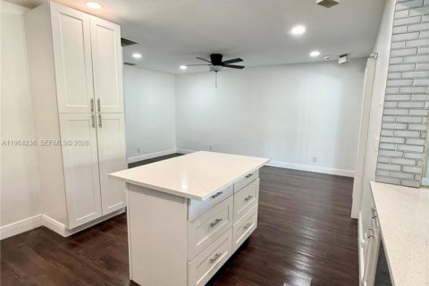 Снять в аренду виллу или дом в Холливуд, Флорида 3 спальни, 153.38м2, № 2026211 - фото 10