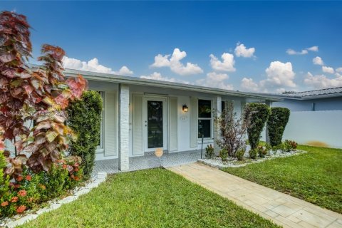 Снять в аренду виллу или дом в Холливуд, Флорида 3 спальни, 153.38м2, № 2026211 - фото 4