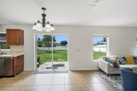 Villa ou maison à vendre à Kissimmee, Floride: 4 chambres, 179.12 m2 № 2349484 - photo 6