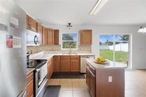 Villa ou maison à vendre à Kissimmee, Floride: 4 chambres, 179.12 m2 № 2349484 - photo 4
