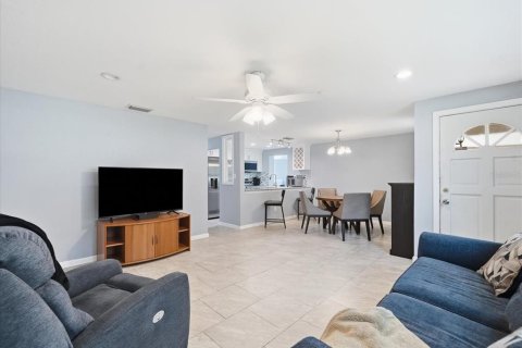 Villa ou maison à vendre à Tampa, Floride: 4 chambres, 112.97 m2 № 2341651 - photo 10