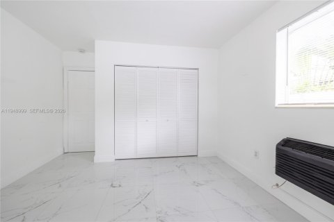 Снять в аренду виллу или дом в Майами, Флорида 1 спальня, 50.72м2, № 2004838 - фото 10