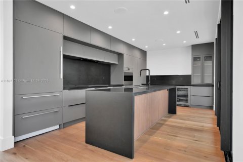 Villa ou maison à vendre à Miami, Floride: 5 chambres, 249.91 m2 № 1748954 - photo 11