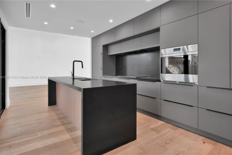 Villa ou maison à vendre à Miami, Floride: 5 chambres, 249.91 m2 № 1748954 - photo 13
