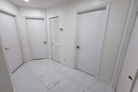 Appartement à louer à Pembroke Pines, Floride: 3 chambres, 128.11 m2 № 1998728 - photo 3
