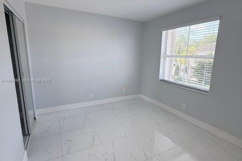 Appartement à louer à Pembroke Pines, Floride: 3 chambres, 128.11 m2 № 1998728 - photo 2